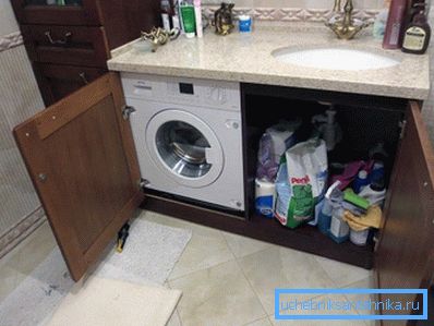 En la foto, la ubicación de la lavadora debajo del fregadero en el baño. En la foto, la ubicación de la lavadora debajo del fregadero en el baño.