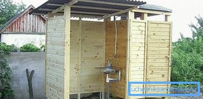 En la foto - la opción de combinar el fregadero y el tanque de agua para la ducha. En la foto - la opción de combinar el fregadero y el tanque de agua para la ducha.