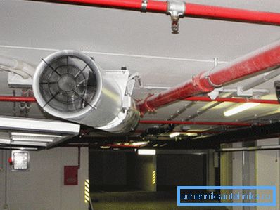 En la foto - el ventilador en el canal de escape. En la foto - el ventilador en el canal de escape.