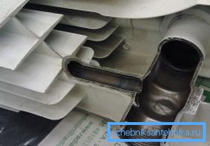 La foto muestra que las aletas de aluminio se colocan sobre el tubo de acero. La foto muestra que las aletas de aluminio se colocan sobre el tubo de acero.