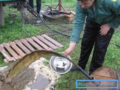 La foto muestra que el agua de cieno sale del pozo durante la limpieza. La foto muestra que el agua de cieno sale del pozo durante la limpieza.