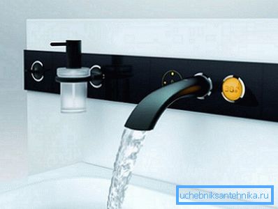 La foto muestra cómo el indicador en el panel frontal muestra la temperatura del agua. La foto muestra cómo el indicador en el panel frontal muestra la temperatura del agua.