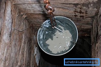 La foto muestra lo que debería ser el agua en el pozo de madera en buenas condiciones. La foto muestra lo que debería ser el agua en el pozo de madera en buenas condiciones.