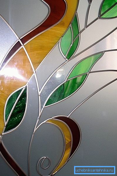 En la foto - vidrieras en el diseño de tabiques. En la foto - vidrieras en el diseño de tabiques.