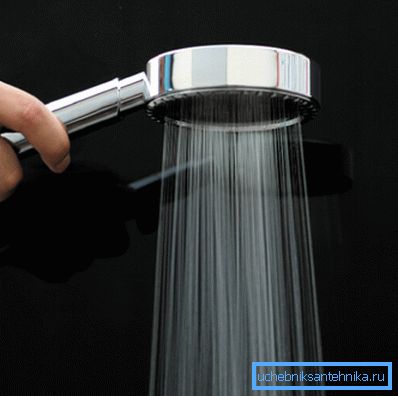 En la foto - boquilla ahorradora de agua. En la foto - boquilla ahorradora de agua.