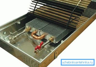 En la foto - un convector de agua en el caso. En la foto - un convector de agua en el caso.