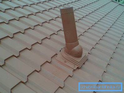 En la foto - la salida de la tubería del ventilador desde el techo de la casa. En la foto - la salida de la tubería del ventilador desde el techo de la casa.