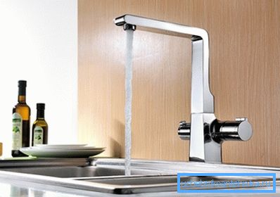 En la foto - un alto grifo de cocina en forma de l En la foto - un alto grifo de cocina en forma de l