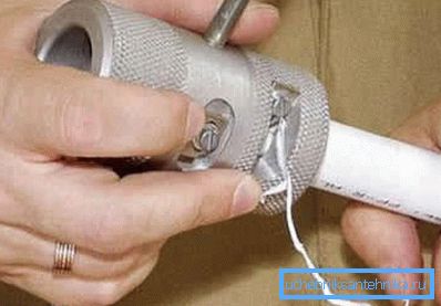 En una foto - limpieza de un tubo. En una foto - limpieza de un tubo.