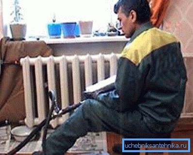 En la foto, la inyección de un medio líquido en el sistema. En la foto, la inyección de un medio líquido en el sistema.