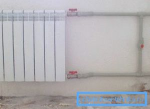 En la foto: la sustitución de tuberías y radiadores con versiones modernas no solo mejora la apariencia del sistema, sino que también mejora significativamente su eficiencia. En la foto: la sustitución de tuberías y radiadores con versiones modernas no solo mejora la apariencia del sistema, sino que también mejora significativamente su eficiencia.