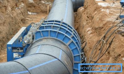La foto captura el proceso de soldadura de una sección de la línea de suministro de agua. La foto captura el proceso de soldadura de una sección de la línea de suministro de agua.