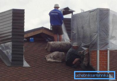 La foto se completa con aislamiento de la chimenea. La foto se completa con aislamiento de la chimenea.