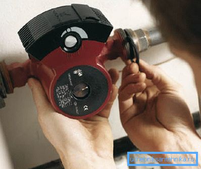 En la foto - la finalización de la instalación de la bomba. En la foto - la finalización de la instalación de la bomba.