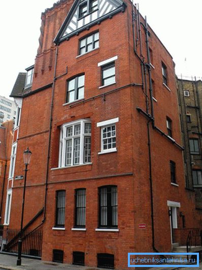 En la foto - un edificio en londres. Durante la reconstrucción, el sistema de alcantarillado se colocó en la fachada.