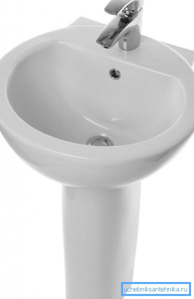 En la foto - la media dorada: lavabo compacto tamaño 48x48 cm. En la foto - la media dorada: lavabo compacto tamaño 48x48 cm.