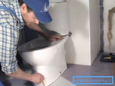 En el piso debe haber un contorno correspondiente a la posición de diseño de la taza del inodoro. En el piso debe haber un contorno correspondiente a la posición de diseño de la taza del inodoro.