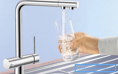 La ilustración muestra un grifo de cocina con un grifo para beber con dos agujeros.
