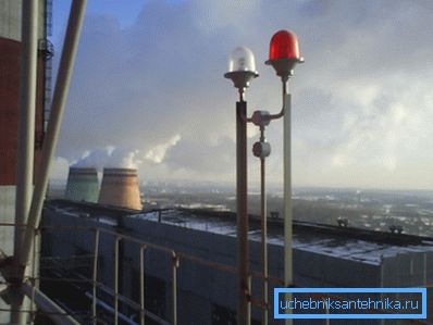 La figura muestra la luz de las chimeneas de una empresa industrial. La figura muestra la luz de las chimeneas de una empresa industrial.