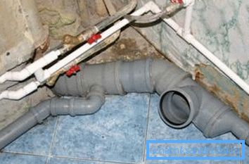 En lugar de sistemas de alcantarillado de hierro fundido y suministro de agua vienen tuberías de plástico. En lugar de sistemas de alcantarillado de hierro fundido y suministro de agua vienen tuberías de plástico.