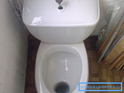 La imagen muestra un inodoro de loza con un estante de una sola pieza. Esta forma del tazón es menos práctica: los productos que visitan el inodoro permanecen en la visera y, francamente, el aire no ozoniza. La imagen muestra un inodoro de loza con un estante de una sola pieza. Esta forma del tazón es menos práctica: los productos que visitan el inodoro permanecen en la visera y, francamente, el aire no ozoniza.