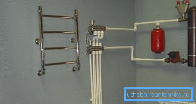 Una caldera de inducción está instalada en la pared. Una caldera de inducción está instalada en la pared.