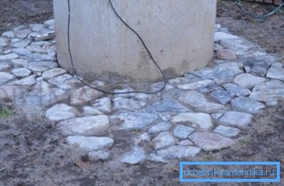 En el tercero, colocamos la piedra en la masa de hormigón, en la foto, el resultado del trabajo, cuando el hormigón se endurece. En el tercero, colocamos la piedra en la masa de hormigón, en la foto, el resultado del trabajo, cuando el hormigón se endurece.