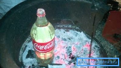 En las brasas el agua se calienta muy rápidamente.