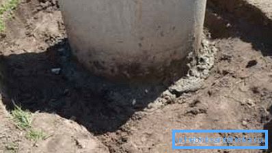 En la segunda etapa, concretamos concretamente el área de interfaz del suelo con los anillos que forman un pozo. En la segunda etapa, concretamos concretamente el área de interfaz del suelo con los anillos que forman un pozo.