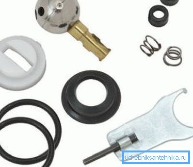 Un conjunto de piezas para la reparación de la válvula de bola. Un conjunto de piezas para la reparación de la válvula de bola.