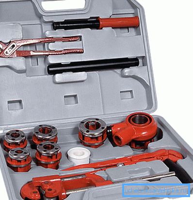 Un conjunto de tapones de tubería y herramientas de plomería adicionales. Un conjunto de tapones de tubería y herramientas de plomería adicionales.