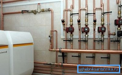 La fijación fiable de las tuberías de agua a la pared garantiza su durabilidad La fijación fiable de las tuberías de agua a la pared garantiza su durabilidad