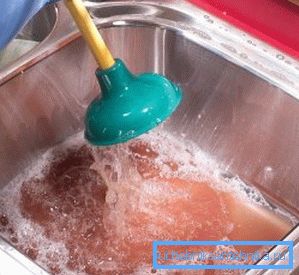 Un buen ejemplo de cómo y qué romper a través de la tubería de alcantarillado. Un buen ejemplo de cómo y qué romper a través de la tubería de alcantarillado.