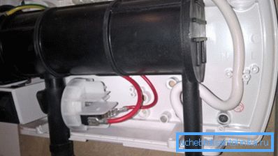 El calentador se tira por tornillos al sustrato de madera contrachapada a través de una lámina de yeso. El calentador se tira por tornillos al sustrato de madera contrachapada a través de una lámina de yeso.