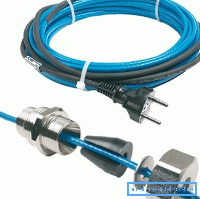 Cable de calefacción para el suministro de agua dentro de la tubería con un enchufe para conectar a la red y un juego de manguitos de montaje Cable de calefacción para el suministro de agua dentro de la tubería con un enchufe para conectar a la red y un juego de manguitos de montaje