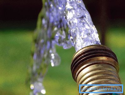 Al estar bajo alta presión y no tener luz solar, el acuífero no es compatible con el desarrollo de microbios patógenos, pero el agua de un pozo es muy difícil porque contiene una gran cantidad de sales disueltas y hierro. ¡Agua de alta calidad garantizada!