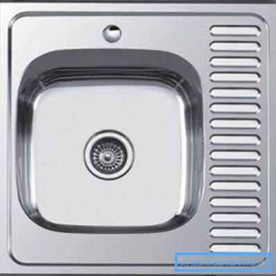 Colocado en un fregadero de un acero inoxidable de 60 por 60 centímetros. Colocado en un fregadero de un acero inoxidable de 60 por 60 centímetros.