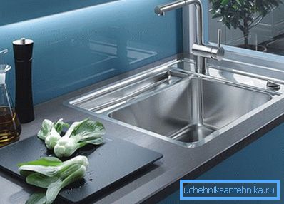 Fregadero de encimera sobre mesa de acero inoxidable de 60 cm por 60 cm. Fregadero de encimera sobre mesa de acero inoxidable de 60 cm por 60 cm.