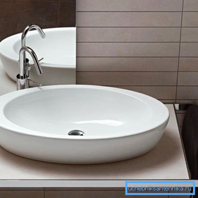 El lavabo ovalado es un ejemplo de estilo moderno. El lavabo ovalado es un ejemplo de estilo moderno.