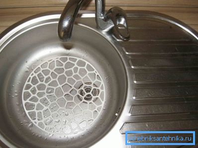 Colocado en lavabos sobre encimera de acero inoxidable. Colocado en lavabos sobre encimera de acero inoxidable.