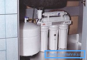 Capacidad acumulada del filtro debajo del fregadero (tres etapas) Capacidad acumulada del filtro debajo del fregadero (tres etapas)