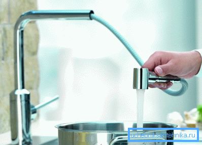La presencia de la manguera facilita la manipulación del chorro de agua. La presencia de la manguera facilita la manipulación del chorro de agua.