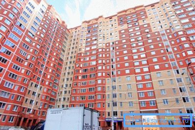 Tenemos que averiguar cómo se calientan los edificios de apartamentos. Tenemos que averiguar cómo se calientan los edificios de apartamentos.