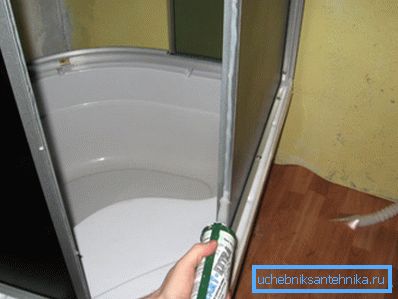 Aplicación de sellador de silicona. Aplicación de sellador de silicona.