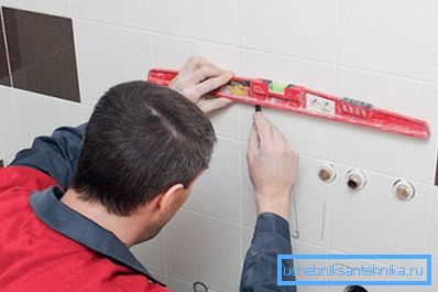 Dibujo de la línea horizontal superior de la instalación de equipos sanitarios. Dibujo de la línea horizontal superior de la instalación de equipos sanitarios.