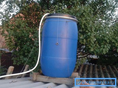 Llenar un tanque de ducha con agua. Llenar un tanque de ducha con agua.