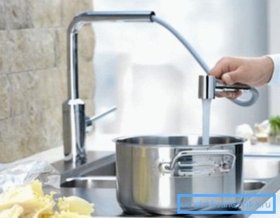 Llenar la bandeja con agua con un pico extraíble Llenar la bandeja con agua con un pico extraíble