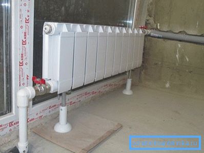Los soportes de suelo para radiadores bimetálicos se utilizan en caso de que sea imposible fijarlos a la pared Los soportes de suelo para radiadores bimetálicos se utilizan en caso de que sea imposible fijarlos a la pared