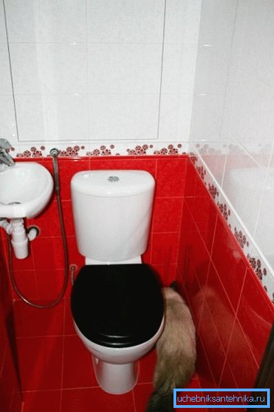 Piso del inodoro y lavabo en el inodoro con ducha higiénica. Piso del inodoro y lavabo en el inodoro con ducha higiénica.