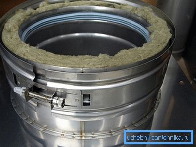 La lámina exterior de metal se fija con abrazaderas en la posición deseada La lámina exterior de metal se fija con abrazaderas en la posición deseada
